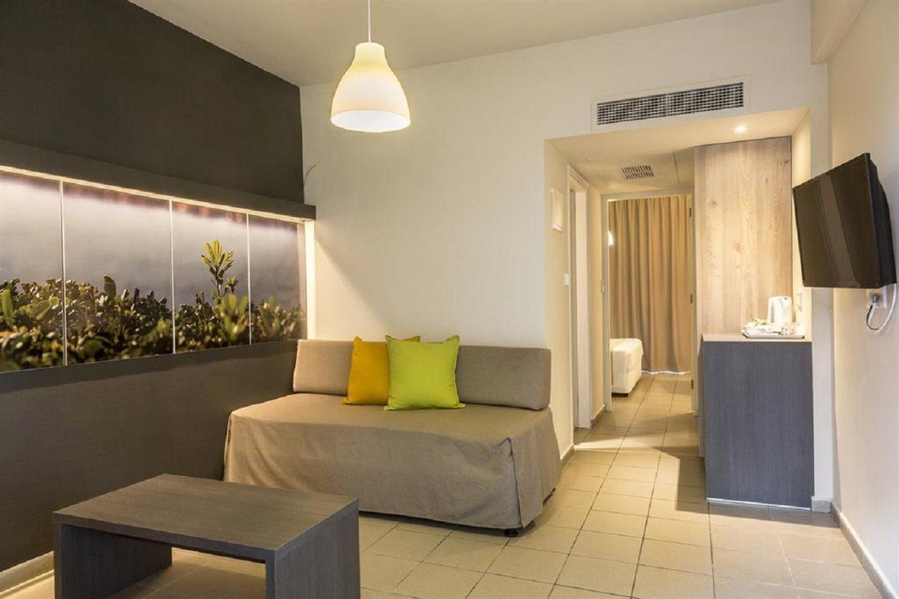 Mayfair Gardens מלון Paphos